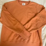 Ted Lasso S03 E06 Jason Sudeikis Orange Sweatshirt - Image 2